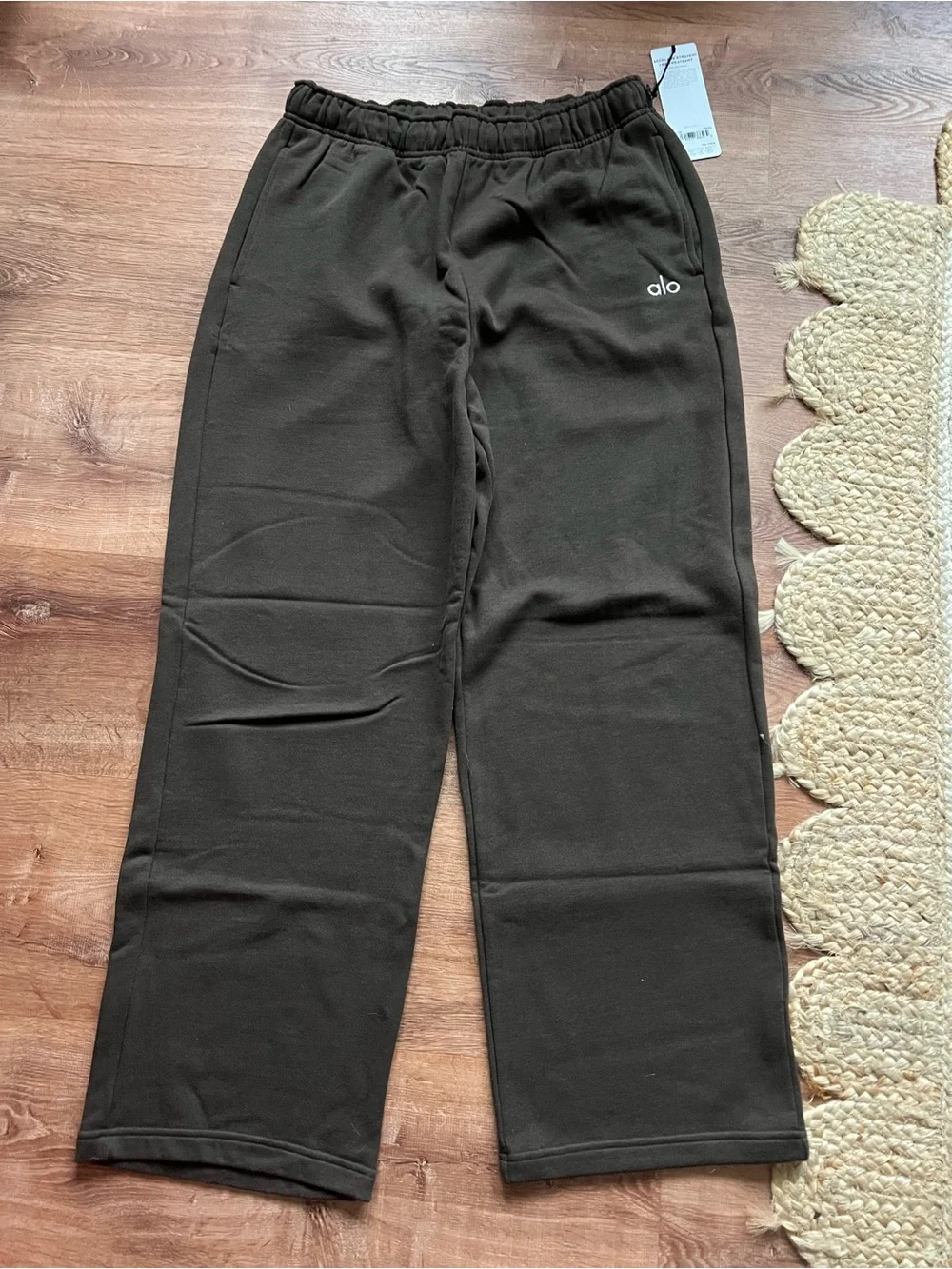 ALO Yoga Accolade Straight Leg Sweatpant Size Large RT $138 Espresso
